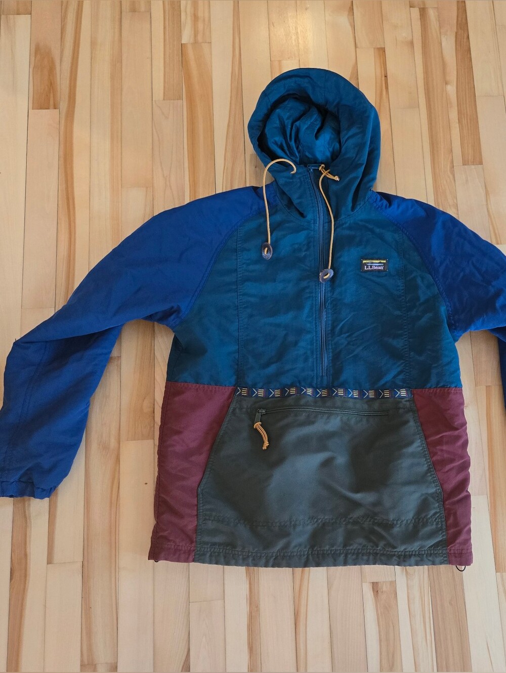 L.L. Bean Blue, Teal & Burgundy Colorblock Hooded Mens Jacket. Quilted Interior